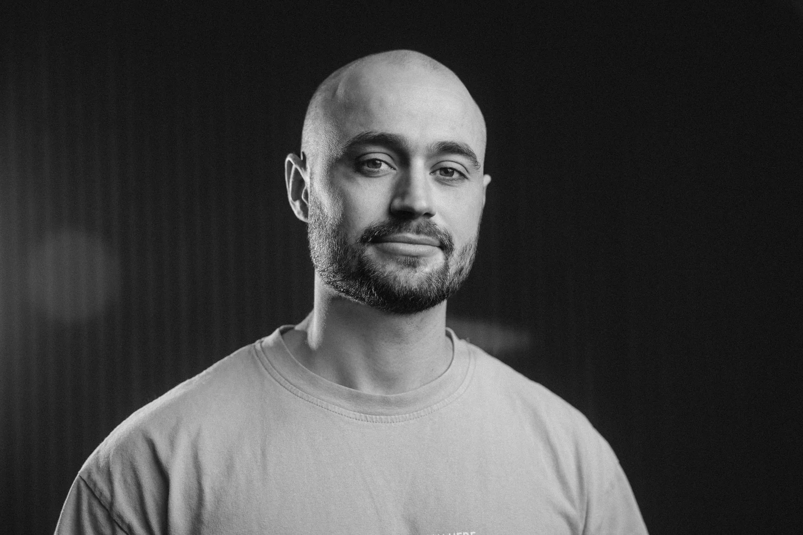 Porträtt av Filip Dahlgren i t-shirt mot mörk bakgrund